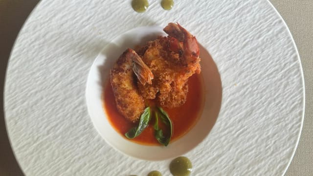 Gamberi fritti in pane panko su gazpacho e gel di basilico - Ristorante La Boiola