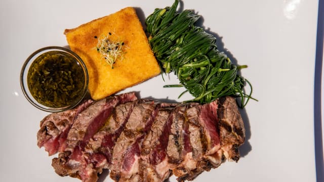 Tagliata di manzo alla griglia con jus al tartufo, spinaci e patate - Ristorante La Boiola