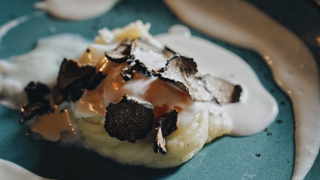 Uovo 63° con mantecato di patate, fonduta di parmigiano 30 mesi e tartufo nero - Ristorante La Boiola