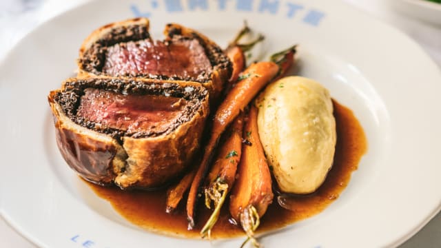 Beef Wellington, Potato Purée, Carrots & Red Wine Sauce  - L'Entente, Le British Brasserie, Paris