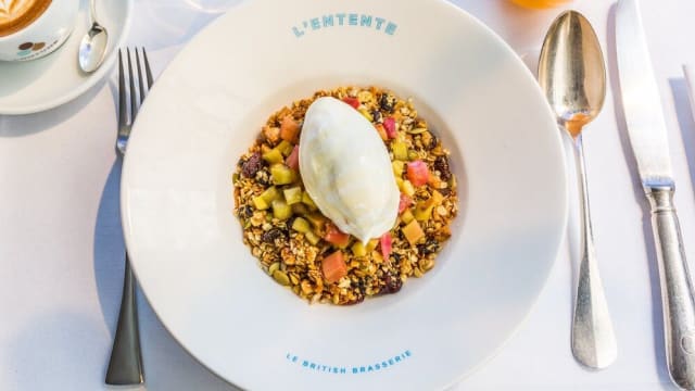 Homemade Granola, Greek Yoghurt & Stewed Rhubarb (v) - L'Entente, Le British Brasserie, Paris