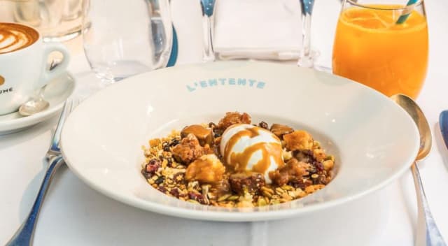 ‘Naughty granola’, crumbled chocolate cake & shortbread, warm butterscotch sauce & yoghurt - L'Entente, Le British Brasserie, Paris