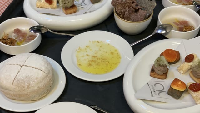 Coperto, stuzzichini iniziali, pane a lievito madre servito con olio evo - CRISTIAN MAGRI, Settimo Milanese