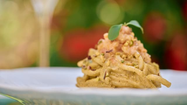 Tagliolini freschi, pesto al pistacchio e tartar di gambero viola - Il Chiasso