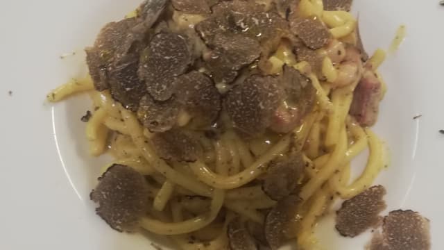 Spaghettoni di pasta fresca in carbonara di pancetta e tartufo - Le Arcate, Varese