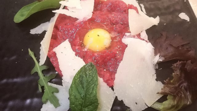 La tartara di fassona con uovo di quaglia e tartufo - Le Arcate, Varese