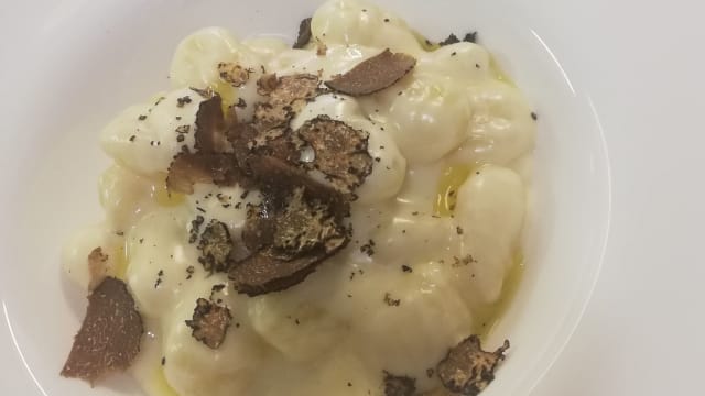 Gnocchi in crema di parmigiano e tartufo nero  - Le Arcate