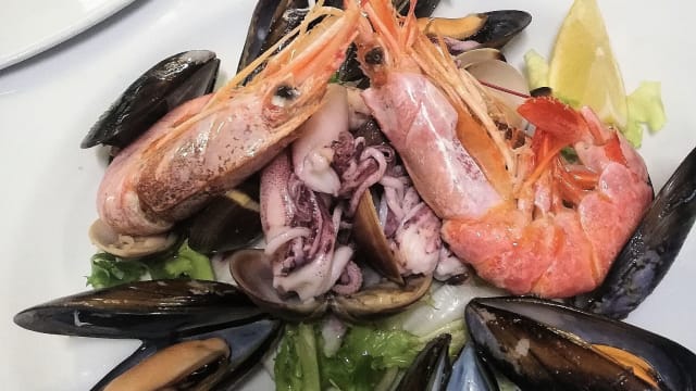 Misto di mare al vapore con misticanza  - Le Arcate