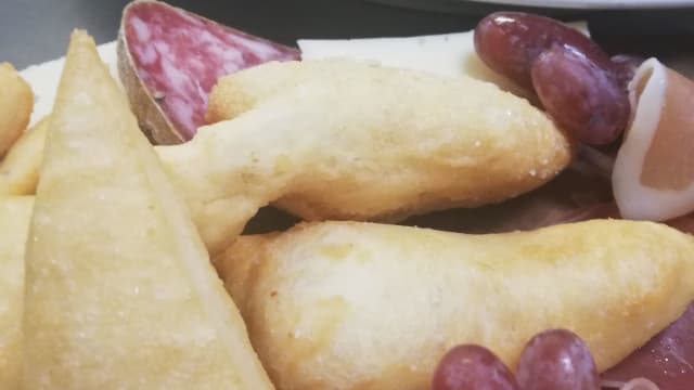 Tagliere di salame di Felino, caciocavallo e gnocco fritto - Le Arcate