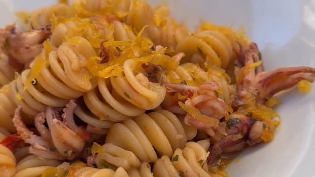 Fusillone “verrigni” con calamaretti pomodorini del piennolo e bottarga  - Enjoy