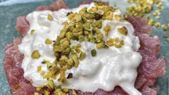 Tartare di tonno con stracciatella di Andria e pistacchi - Enjoy