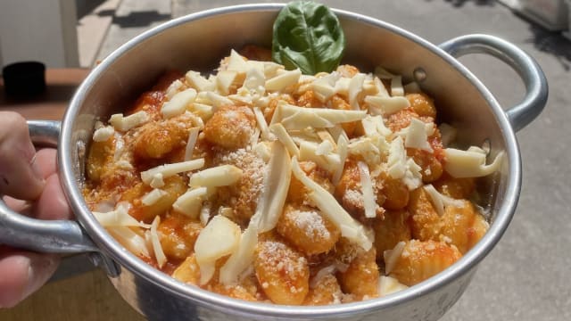 Gnocco di patate con pomodoro, provola e basilico - Osteria al Vicolo dell’amore