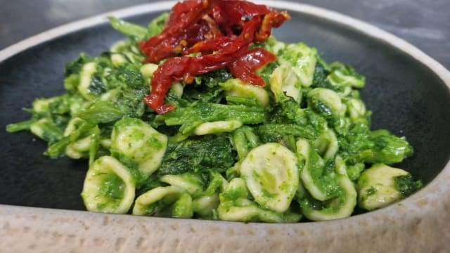 Orecchiette cime di rape e pomodorini secchi di Barivecchia - Opera, Bari