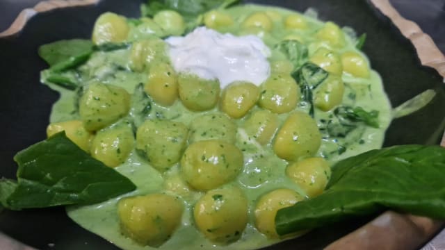 Gnocchi di patate con cremadi spinaci e stracciatella pugliese - Opera, Bari