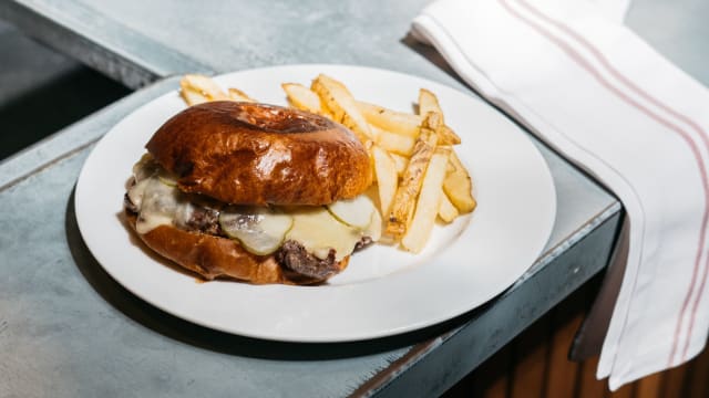 Cheeseburger & fries - Libertine, Barcelona