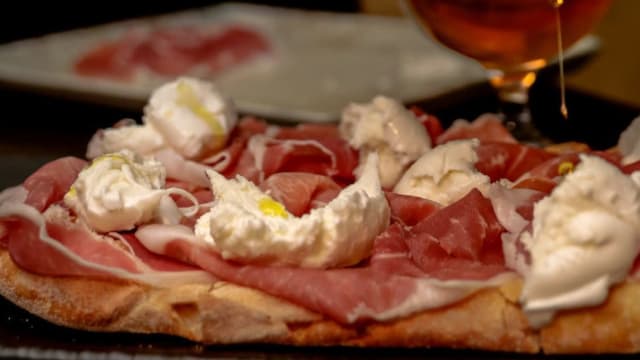 Pinsa Mozarella Di Bufala E Prosciutto San Daniele 24 Mesi - Fermento caffe' bistrot, Rome