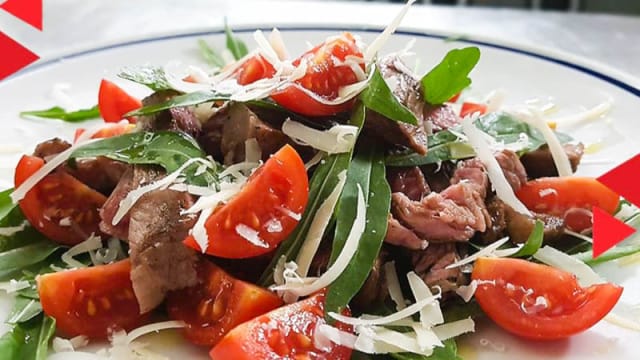 Tagliata di carne con rucola, pomodorini e scaglie - Pascarli Trattoria e Pizzeria