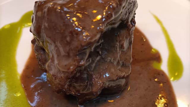 Guancia di maiale in sous vide laccata con la sua jus e accompagnata da un contorno di stagione  - H2O ristorante & vineria, Aversa