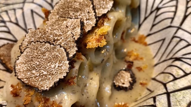 Rigatoni con salsa di tuberi, tartufo, patata croccante e latticello di burro - H2O ristorante & vineria