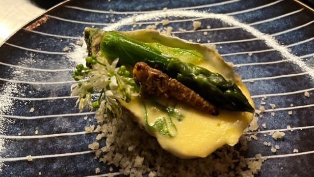 Huître asperge et criquet origan... La majorité des gens allergiques aux crustacés sont également allergiques aux insectes comestibles ! - Inoveat - L'Insecte Gastronome, Paris