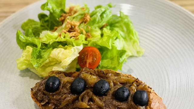 Bruschetta façon pissaladière et salade - small - Le Klub