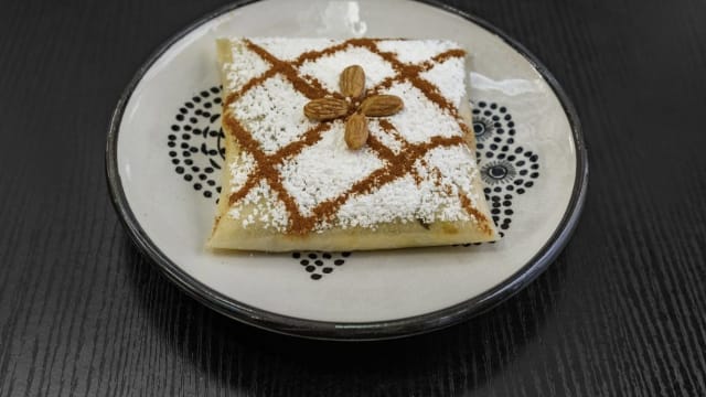 Traditionnel feuilleté marocain garni au poulet, amandes, cannelle et parfumé à la fleur d'oranger - Casablanca, Paris