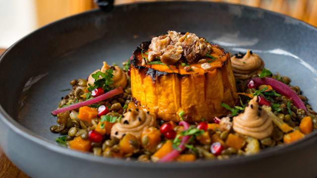 Butternut rôti sur lentilles au cumin avec crème de marrons épicés - Yoummah, Paris