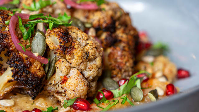 Légumes rôtis sur yaourt à l’ail confit - servis avec 1 matlouh - Yoummah, Paris