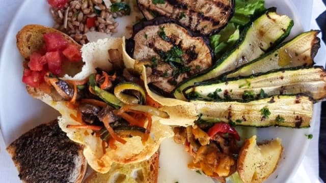 Antipasto vegetariano con cestino di parmigiano - Al Porcello Felice