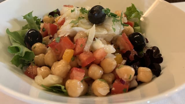 Salada de Grão com Bacalhau - Café no Chiado