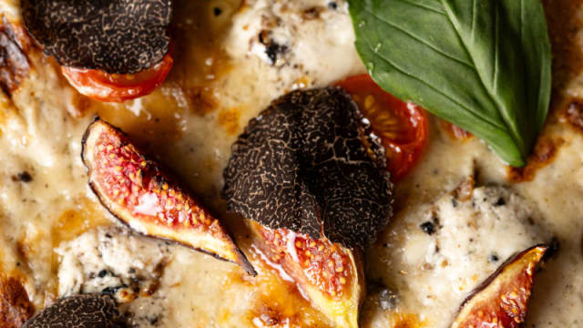 Pizzetta chèvre, figue & miel à la truffe - Artisan de la Truffe Montmartre