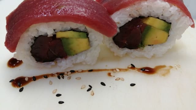 Rollo uramaki atún, aguacate, envuelto de atún y aguacate 8unidaes - Bar Sushi Sola, Badalona