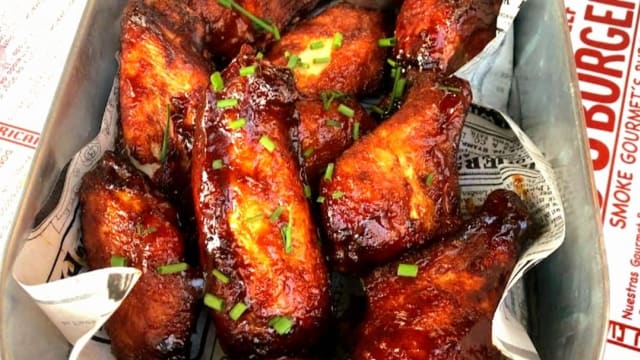 Sweet & spicy chipotle wings - Rooi Rook Móstoles