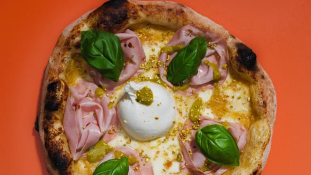 Salsa di pomodoro datterino giallo, fior di latte, mortadella, crema di pistacchio, basilico, olio evo - Dahlia.oven, Milan