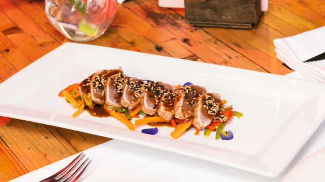 Tataki de atún con salsa teriyaki y verduras salteadas - Samantha's