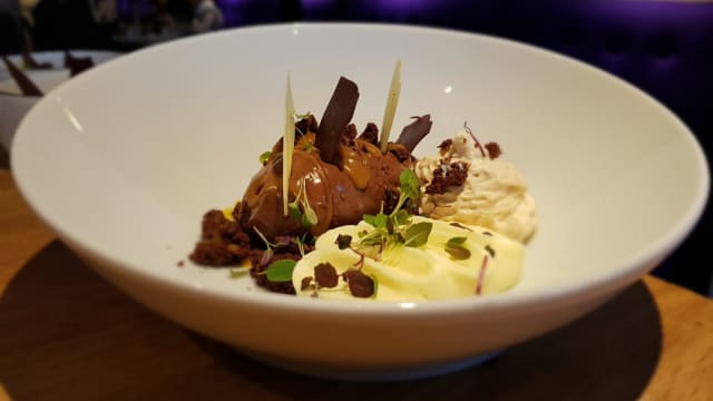 Dessert autour du Chocolat, Caramel Beurre Salé, Crème Mascarpone au Spéculos - La Violette, Paris