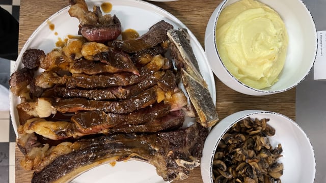 Faux-filet de Boeuf Français , Purée façon Joel Robuchon, Poêlé de champignons  - La Violette, Paris