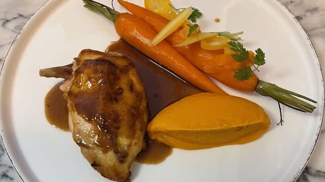 Suprême de poulet fermier du Gatinais cuit à basse température, carottes en deux façons, cumin  - La Violette