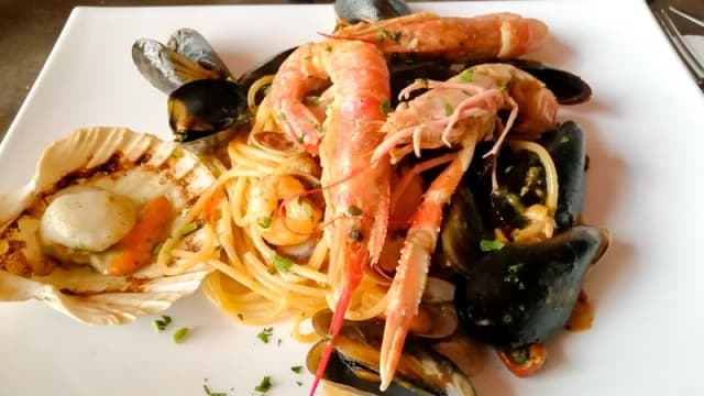 Linguine di Gragnano alla Buzzara - Trattoria A Casa Mia