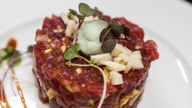 Tartar de atún St.James con tostas de pan hojaldrado - St James - Rosario Pino, Madrid