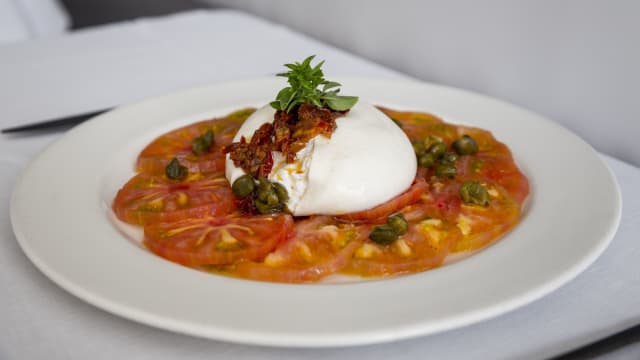 Burrata fresca de puglia, pomodori secchi y carpaccio de tomate - St James - Rosario Pino, Madrid