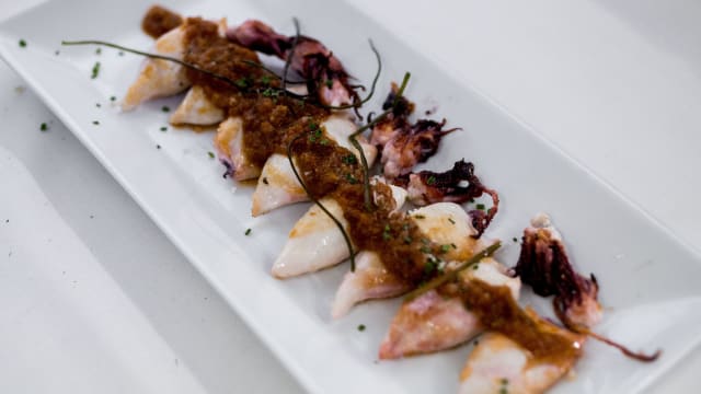 Chipironcitos a la plancha con salsa de tomate concassé  - St James - Rosario Pino