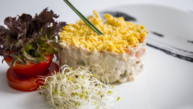 Ensaladilla rusa del chef con picos andaluces - St James - Rosario Pino