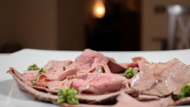 Roastbeef di girello di manzo con salsa di rucola e pomodorini confit - Il Vicolo