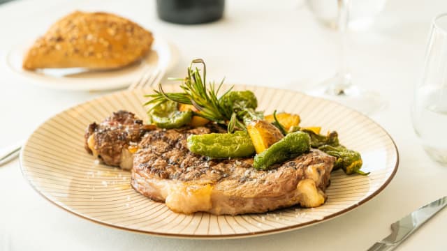 Entrecote de ternera con patatas al romero - El Mirador