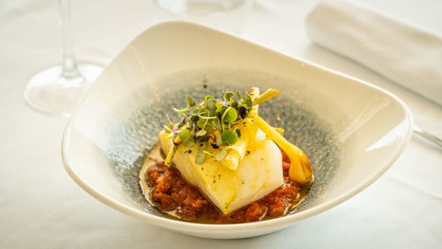 Bacalao confitado con salsa de tomate casero y sofrito de ajos tiernos - El Mirador, Sitges