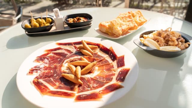 Jamón ibérico con pan con tomate - El Mirador, Sitges