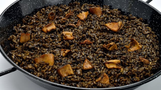 Arroz negro de calamarcitos de playa - El Mirador, Sitges