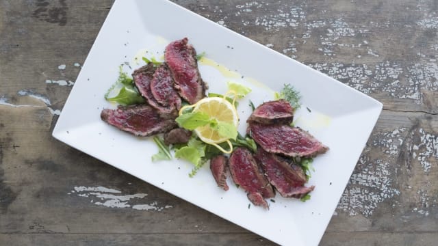 Tagliata di scottona, il nostro olio EVO, rosmarino, sale di Cervia - Agriturismo I Filari dI Casalbono