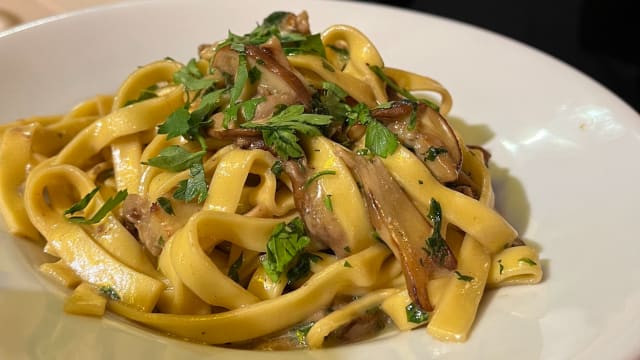 Fettuccine ai funghi porcini - Mozzichi Trastevere, Rome